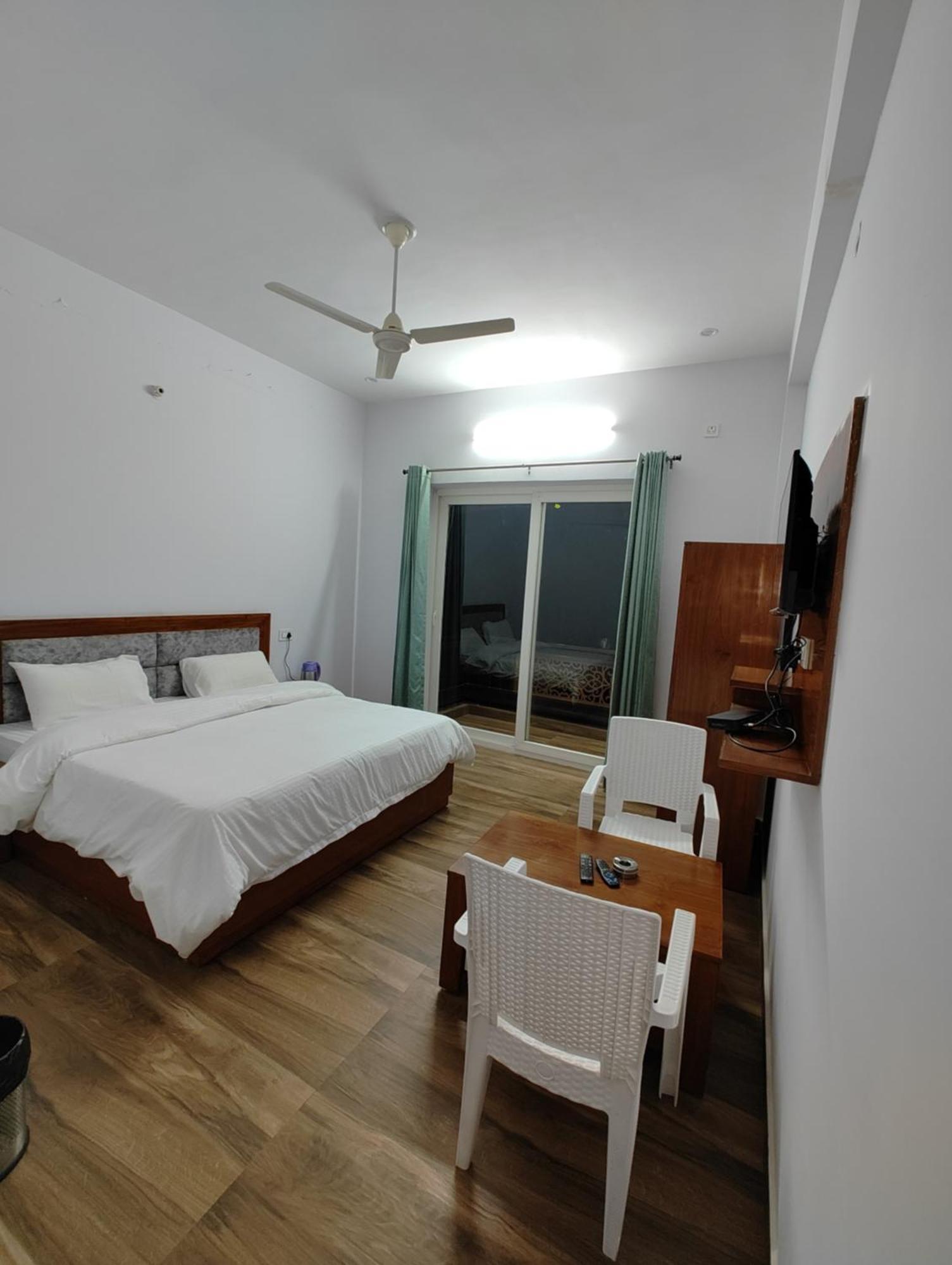 Hotel Anantam Residency Uttarkashi Ruang foto